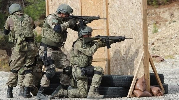 «Εισβολή» Γερμανών κολυμβητών σε βάση των Ενόπλων Δυνάμεων σε νησί του Αιγαίου!